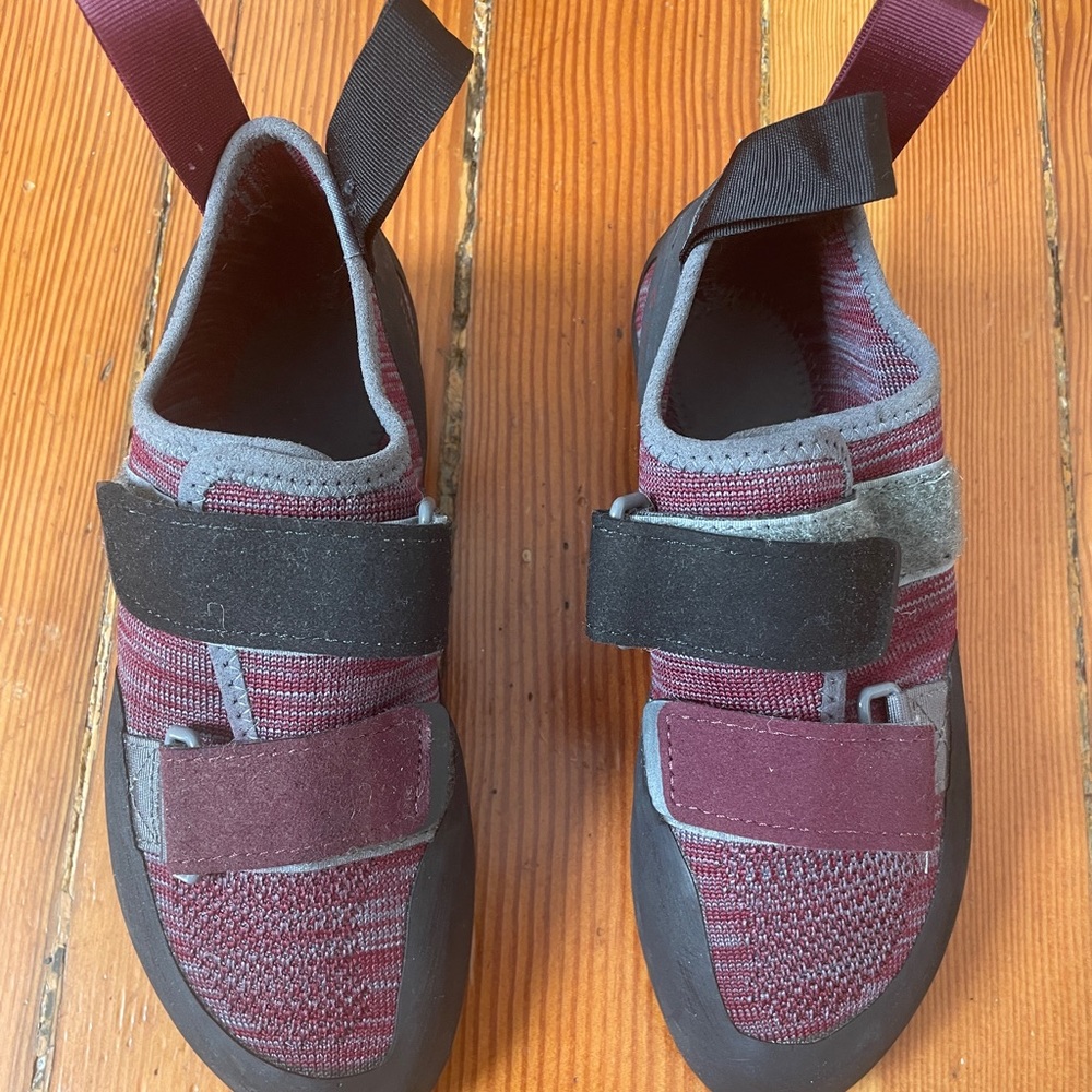 Womens size 5.5 climbing shoes.